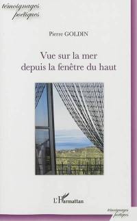 Vue sur la mer depuis la fenêtre du haut