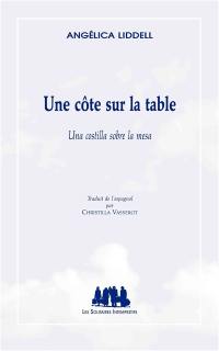 Une côte sur la table. Una costilla sobre la mesa