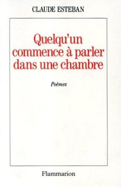 Quelqu'un commence à parler dans une chambre