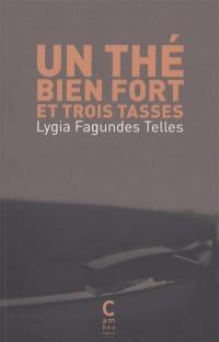 Un thé bien fort et trois tasses